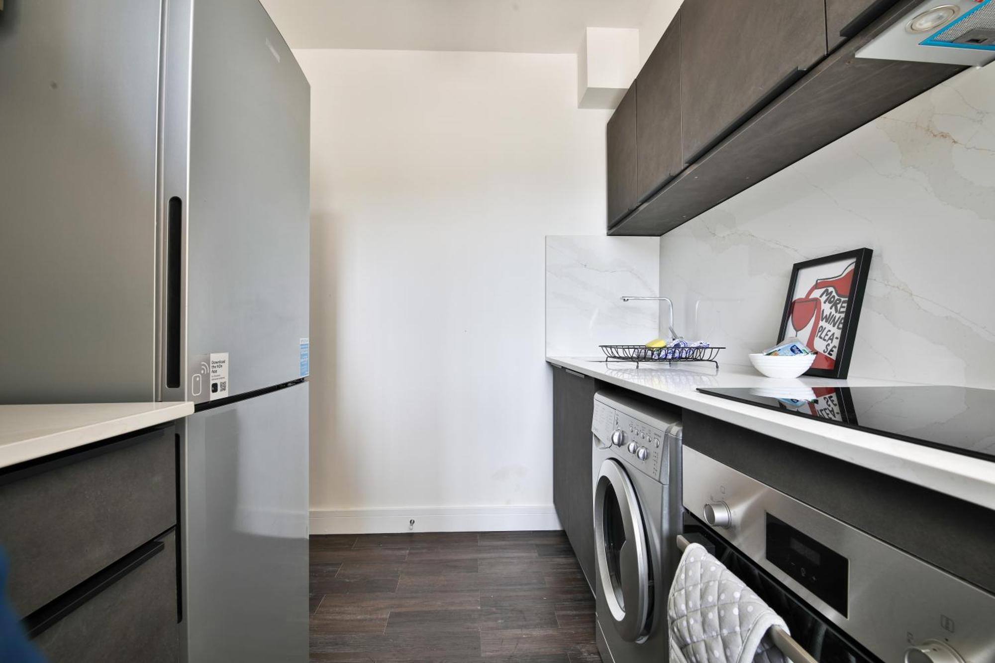 Amber Vista 2 Bedroom Apartments- Supermarket, Coffee Shop, Restaurants & Parking Below คาร์ดิฟฟ์ ภายนอก รูปภาพ