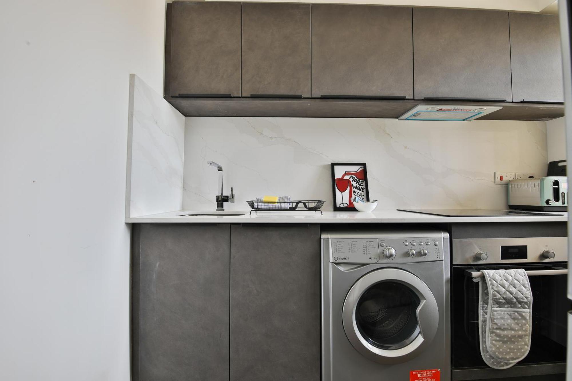 Amber Vista 2 Bedroom Apartments- Supermarket, Coffee Shop, Restaurants & Parking Below คาร์ดิฟฟ์ ภายนอก รูปภาพ